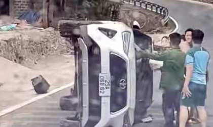 Clip TNGT: Vào cua mất lái, Toyota Yaris Cross phải nhờ người dân lật lại